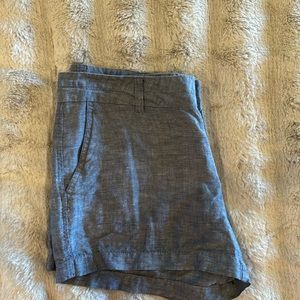GAP CITY STYLE 3 inch shorts size 6 chambre/linen light denim colored